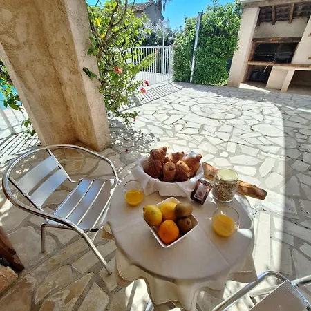 Rez De Terrasse Piscine Parking Prive הייר