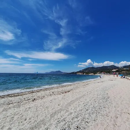 Pansiyon Rez De Terrasse Piscine Hyères