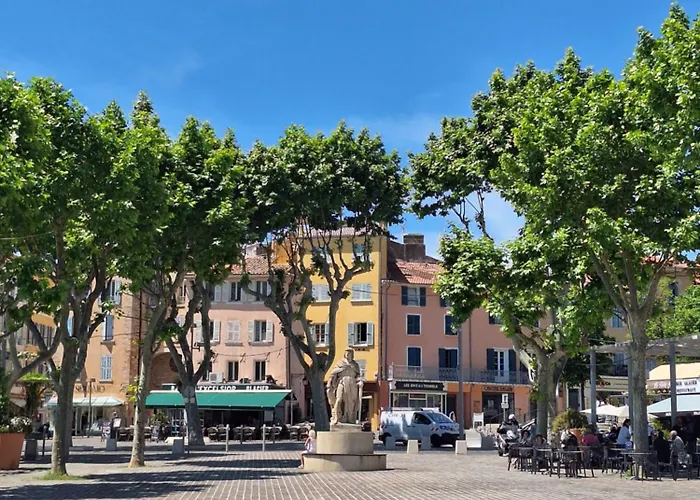 Alloggio in famiglia Rez De Terrasse Piscine Parking Privé *
