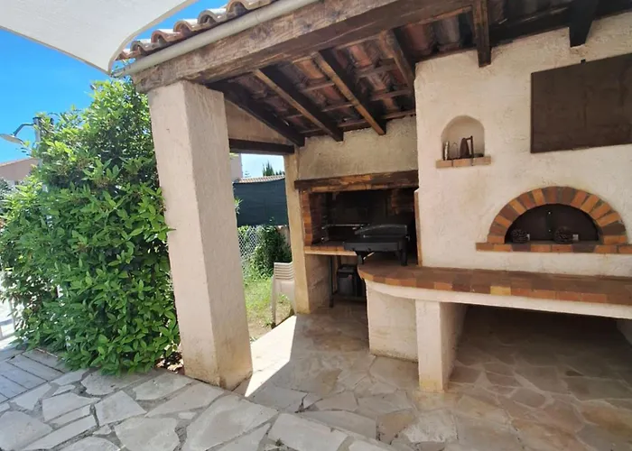 Alloggio in famiglia Rez De Terrasse Piscine Parking Privé *